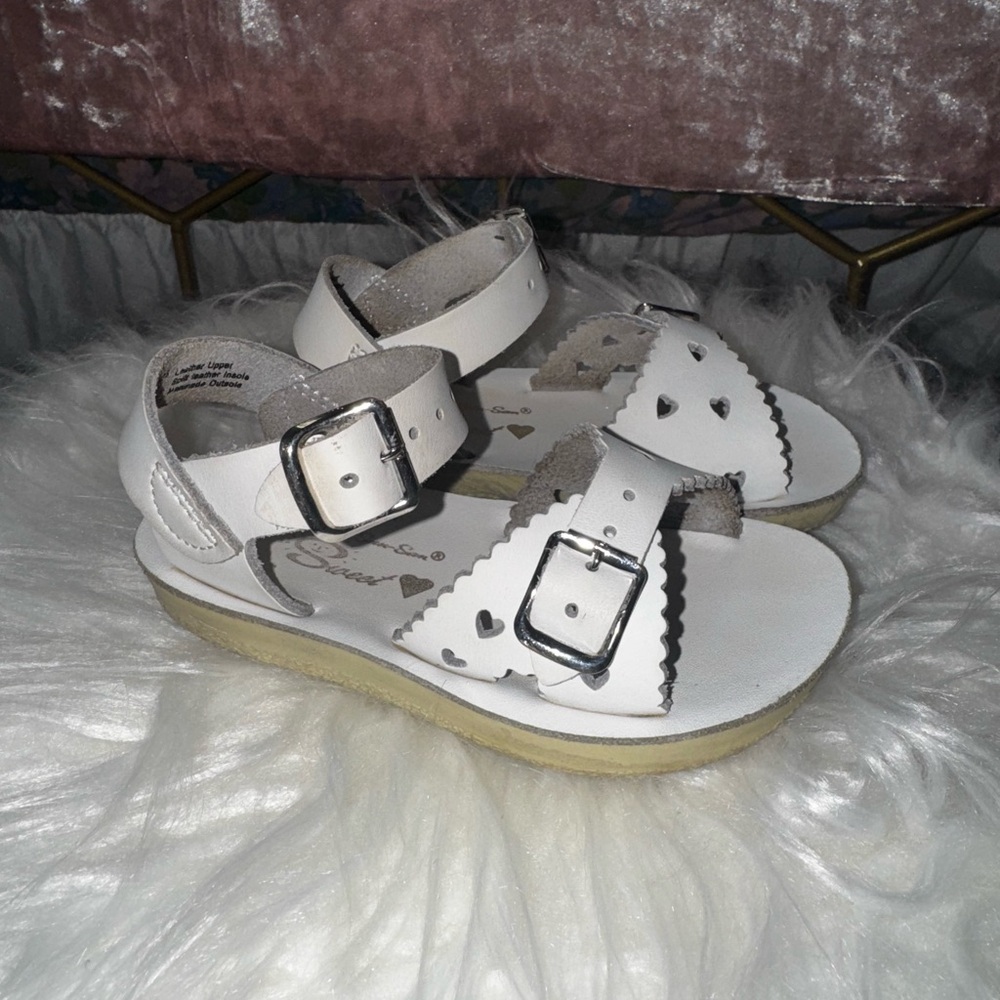 White Sandals with Wide Straps and Buckle Closure